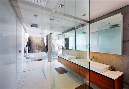 double sink - Modern luxury home showcase bathroom Stock Photo - Premium Royalty-Free, Code: 6124-08704008