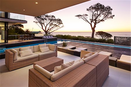 simsearch:6124-08704015,k - Modern luxury home showcase patio and swimming pool overlooking ocean view at sunset Foto de stock - Sin royalties Premium, Código: 6124-08704015