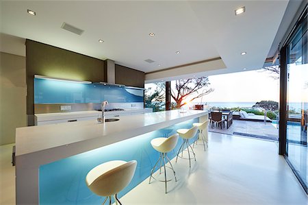 Modern luxury home showcase kitchen Foto de stock - Sin royalties Premium, Código: 6124-08704021