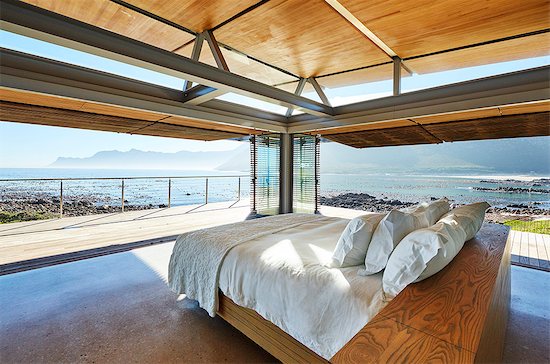 Modern luxury bed open to patio with sunny ocean view Photographie de stock - Premium Libres de Droits, Le code de l’image : 6124-08704035