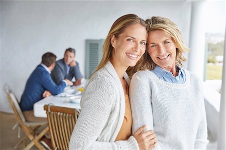 Portrait smiling mother and daughter on patio Photographie de stock - Premium Libres de Droits, Code: 6124-08805195