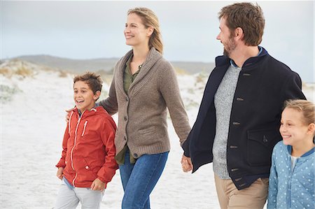 simsearch:6124-08805202,k - Family holding hands walking on winter beach Foto de stock - Sin royalties Premium, Código: 6124-08805265