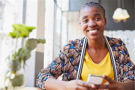 simsearch:6124-08926787,k - Portrait smiling businesswoman holding cell phone in cafe Fotografie stock - Premium Royalty-Free, Codice: 6124-08820785