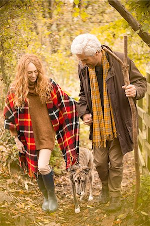 Couple with dog and walking stick in autumn woods Foto de stock - Sin royalties Premium, Código: 6124-08820718