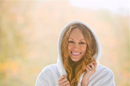 simsearch:6124-08820710,k - Portrait smiling woman wearing hooded bathrobe Stockbilder - Premium RF Lizenzfrei, Bildnummer: 6124-08820732