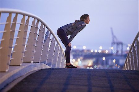 simsearch:693-07912090,k - Female runner resting on urban footbridge at dawn Stockbilder - Premium RF Lizenzfrei, Bildnummer: 6124-08820869