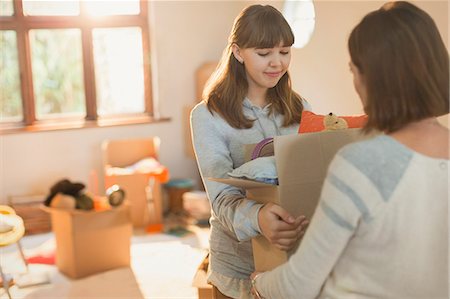 Young women moving packing boxes Photographie de stock - Premium Libres de Droits, Code: 6124-08820998