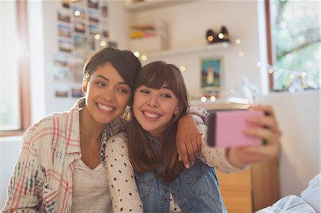 simsearch:6124-08821058,k - Enthusiastic young women friends taking selfie with camera phone Foto de stock - Sin royalties Premium, Código: 6124-08821078