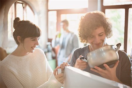 restos - Young couple looking into pot at refrigerator Foto de stock - Sin royalties Premium, Código: 6124-08821001