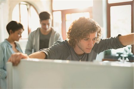 Young man looking into refrigerator Foto de stock - Sin royalties Premium, Código: 6124-08821002