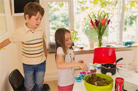 simsearch:693-06435982,k - Boy and girl brother and sister making chocolate cupcakes in kitchen Photographie de stock - Premium Libres de Droits, Code: 6124-08945960