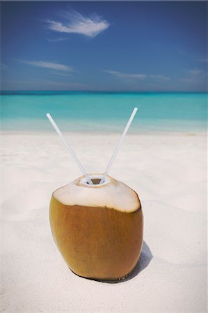 simsearch:6124-08945966,k - Coconut with two straws on sunny tropical ocean beach Stockbilder - Premium RF Lizenzfrei, Bildnummer: 6124-08945962