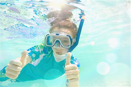 sunny holiday girl - Portrait confident girl snorkeling underwater, gesturing thumbs-up Photographie de stock - Premium Libres de Droits, Code: 6124-08945926