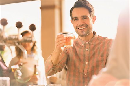 simsearch:6124-08946048,k - Portrait smiling man toasting beer glass at bar Stockbilder - Premium RF Lizenzfrei, Bildnummer: 6124-08946068