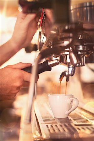 Close up barista using espresso machine in cafe Fotografie stock - Premium Royalty-Free, Codice: 6124-08946097