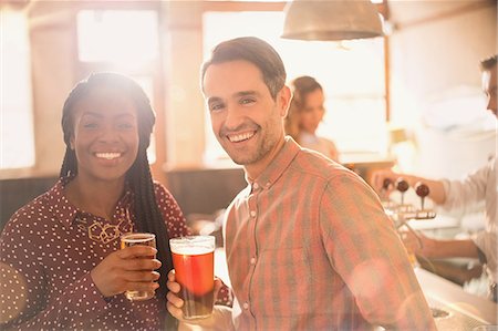 simsearch:6124-08946032,k - Portrait smiling couple drinking beer in bar Fotografie stock - Premium Royalty-Free, Codice: 6124-08946094