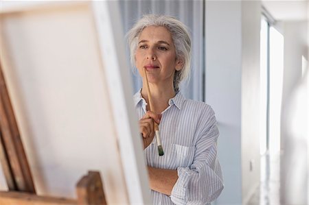 peintre (artiste) - Pensive mature woman painting at easel Photographie de stock - Premium Libres de Droits, Code: 6124-08907864