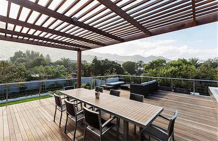 Luxury home showcase exterior wooden patio and table with mountain view Photographie de stock - Premium Libres de Droits, Code: 6124-08907877