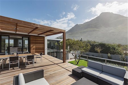 Sunny home showcase exterior balcony with mountain view Photographie de stock - Premium Libres de Droits, Code: 6124-08907889