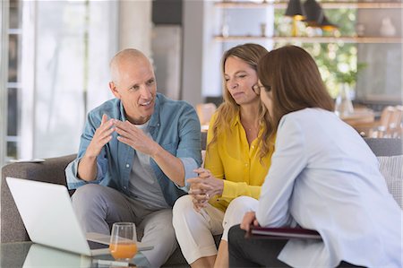 Financial advisor with laptop meeting with couple in living room Stockbilder - Premium RF Lizenzfrei, Bildnummer: 6124-08908069