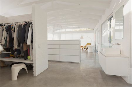 White, modern, minimalist walk-in closet and bathroom vanity Photographie de stock - Premium Libres de Droits, Code: 6124-08908081