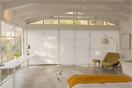 simsearch:6124-08927097,k - Modern, minimalist bedroom with vaulted wood beam ceiling Foto de stock - Sin royalties Premium, Código: 6124-08908095