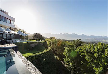 simsearch:6113-06909000,k - Modern luxury home showcase exterior and swimming pool with sunny mountain view Photographie de stock - Premium Libres de Droits, Code: 6124-08908001