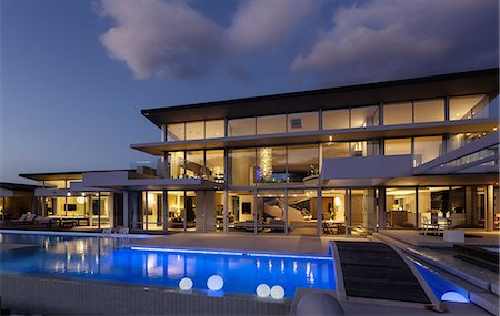 simsearch:6124-08927079,k - Illuminated modern luxury home showcase exterior with swimming pool at night Foto de stock - Sin royalties Premium, Código: 6124-08908166