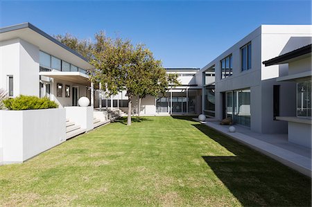 simsearch:6124-08907870,k - Sunny modern luxury home showcase exterior with courtyard Stock Photo - Premium Royalty-Free, Code: 6124-08908175