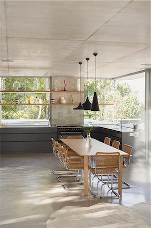 Modern, luxury home showcase interior kitchen with dining table Foto de stock - Sin royalties Premium, Código: 6124-08908101