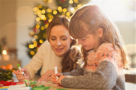 simsearch:690-03201687,k - Mother and daughter making Christmas decorations Photographie de stock - Premium Libres de Droits, Code: 6124-08926879