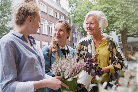 simsearch:6124-08926878,k - Florist showing plants to mother and daughter at storefront Photographie de stock - Premium Libres de Droits, Code: 6124-08926801