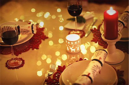 Red wine and candles on ambient Christmas dinner table Stock Photo - Premium Royalty-Free, Code: 6124-08926943