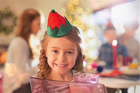 simsearch:6102-04929426,k - Portrait smiling girl wearing Christmas paper crown Stock Photo - Premium Royalty-Free, Code: 6124-08926953
