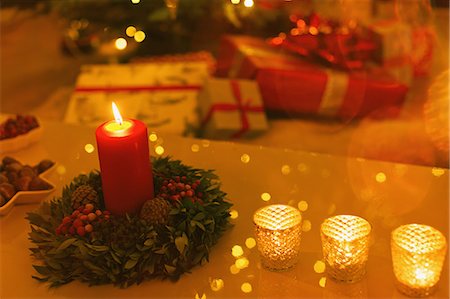 simsearch:632-06118726,k - Ambient candles on Christmas table Photographie de stock - Premium Libres de Droits, Code: 6124-08926950