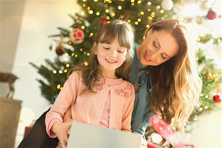 simsearch:6113-07762561,k - Mother watching daughter opening Christmas gift Foto de stock - Sin royalties Premium, Código: 6124-08926957