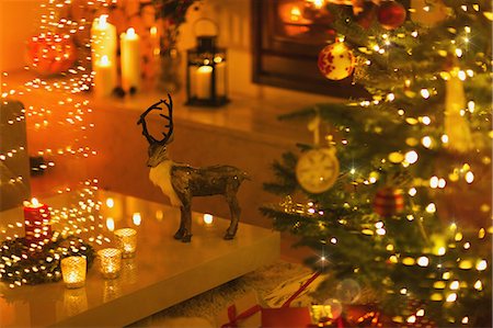 simsearch:6124-08926940,k - Reindeer decoration in ambient living room with candles and Christmas tree Foto de stock - Sin royalties Premium, Código: 6124-08926966