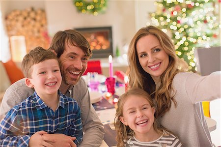 simsearch:6124-08926973,k - Family taking selfie at Christmas dinner table Foto de stock - Royalty Free Premium, Número: 6124-08926995