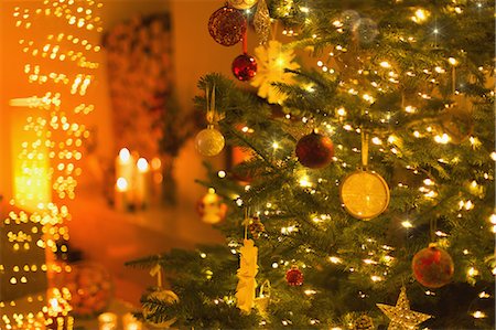 simsearch:6124-08926935,k - Ornaments and string lights on Christmas tree Stock Photo - Premium Royalty-Free, Code: 6124-08926908
