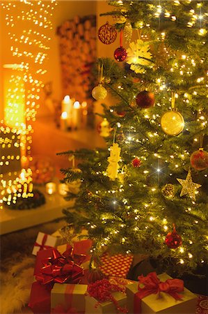 simsearch:6124-08926940,k - Gifts under illuminated Christmas tree Foto de stock - Sin royalties Premium, Código: 6124-08926916