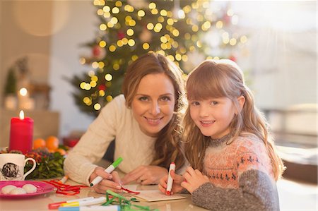 simsearch:690-03201687,k - Portrait smiling mother and daughter coloring with markers in Christmas living room Photographie de stock - Premium Libres de Droits, Code: 6124-08926921