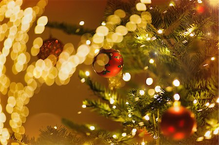 simsearch:6124-08926935,k - Red ornaments hanging from Christmas tree with string lights Stock Photo - Premium Royalty-Free, Code: 6124-08926925