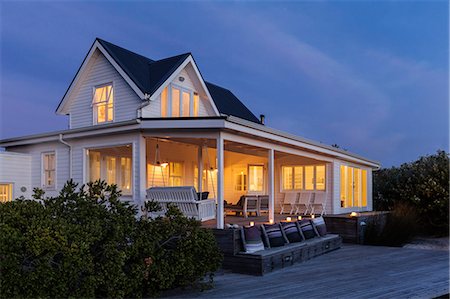 Illuminated white home showcase exterior at night Photographie de stock - Premium Libres de Droits, Code: 6124-08927092