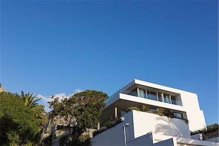 simsearch:6124-08170643,k - Modern luxury white home showcase exterior under blue sky Photographie de stock - Premium Libres de Droits, Code: 6124-08927037