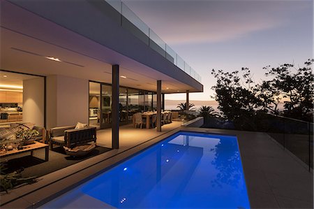 Tranquil blue lap swimming pool outside modern luxury home showcase exterior Photographie de stock - Premium Libres de Droits, Code: 6124-08927039