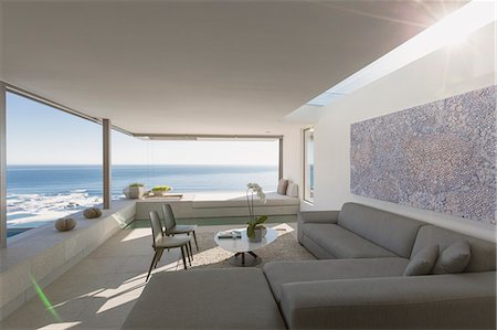 simsearch:6124-09099738,k - Sunny modern, luxury home showcase interior living room with ocean view Foto de stock - Sin royalties Premium, Código: 6124-09099747