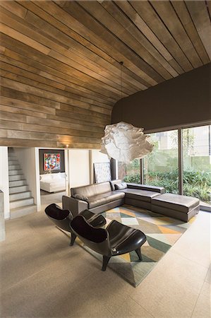 simsearch:6124-08170687,k - Modern chandelier hanging in luxury home showcase living room with wood plank ceiling Foto de stock - Sin royalties Premium, Código: 6124-09099769