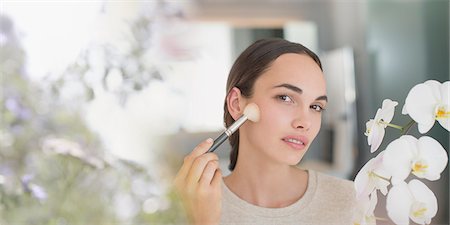 simsearch:6113-07565713,k - Brunette woman applying makeup with powder brush Stockbilder - Premium RF Lizenzfrei, Bildnummer: 6124-09099828