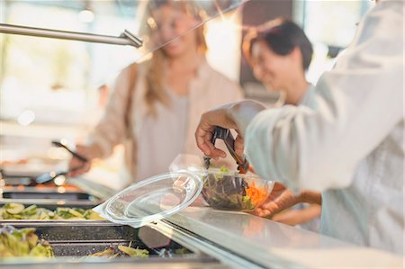 simsearch:6124-09004844,k - Young woman serving salad at salad bar in grocery store market Photographie de stock - Premium Libres de Droits, Code: 6124-09004894