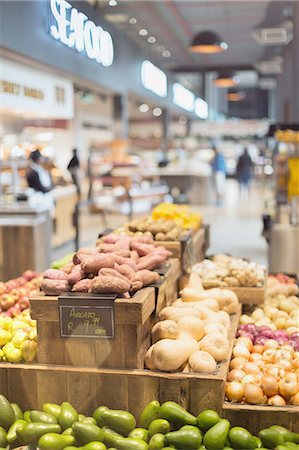 Fresh, organic produce on display in grocery store market Stockbilder - Premium RF Lizenzfrei, Bildnummer: 6124-09004828
